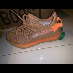 Women’s YEEZY AUTHENTIC SIZE 6 brand new